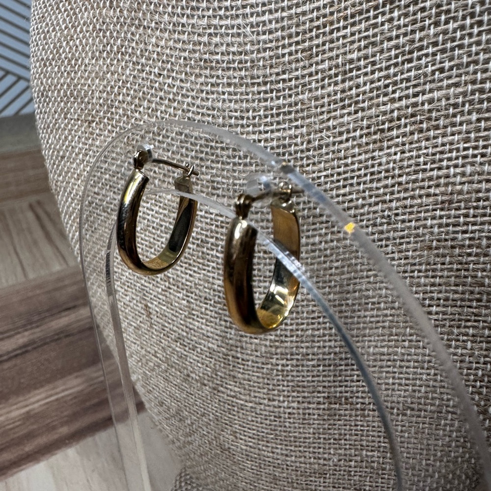 Elegant Gold Oval Hoop Earrings - Picture 2 of 5